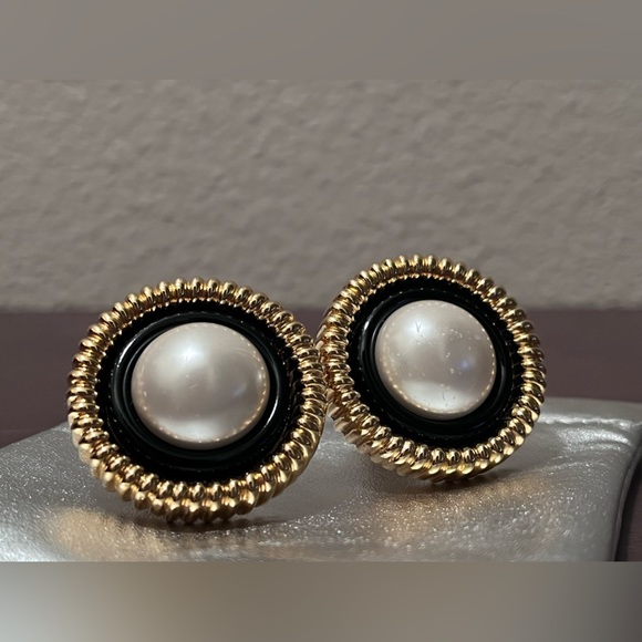 Oversized round faux Pearl earrings with black enamel and ribbed texture detail - Picture 4 of 10